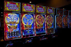 Live Casino Roulette တိုက်ရိုက် Dealer နှင့် ကစားသည့် မြင်ကွင်း